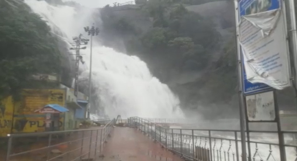 குற்றாலத்தில் கொட்டும் கனமழை...! அருவியில் ஆர்ப்பரிக்கும் மழை நீர்!