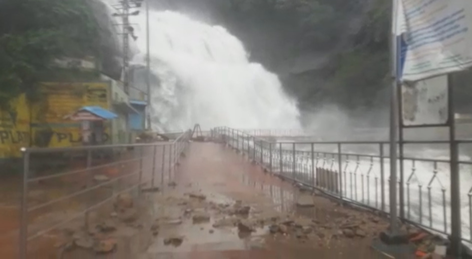 குற்றாலத்தில் கொட்டும் கனமழை...! அருவியில் ஆர்ப்பரிக்கும் மழை நீர்!