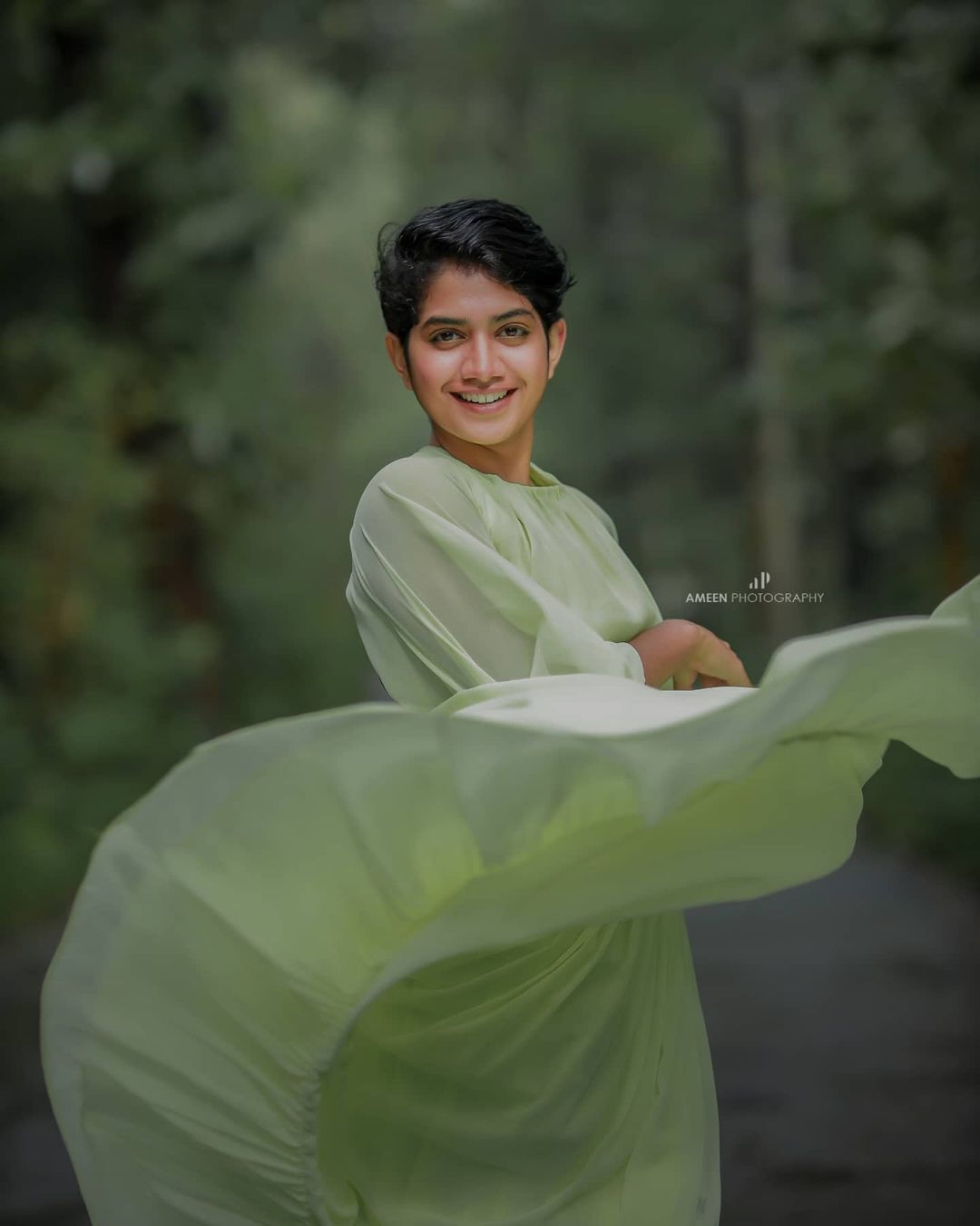 എന്താണ് പരിപാടി? വൈറ്റ് ഗൗണിട്ട് കുസൃതി ചിരിയുമായി നടി അനാർക്കലി മരയ്ക്കാർ... ബ്രൈഡൽ ലുക്ക് വൻ വൈറൽ