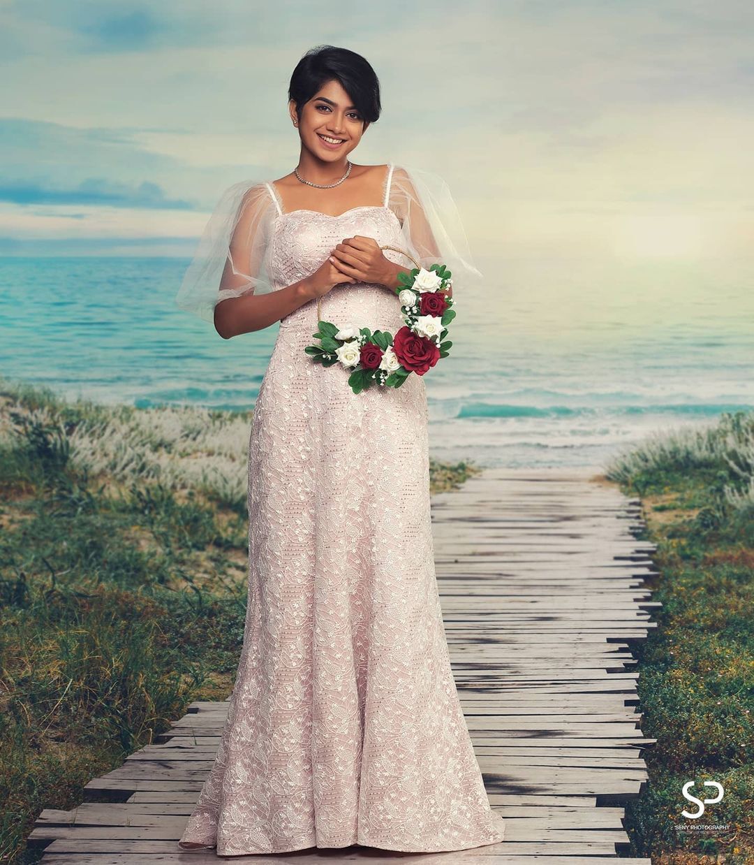 എന്താണ് പരിപാടി? വൈറ്റ് ഗൗണിട്ട് കുസൃതി ചിരിയുമായി നടി അനാർക്കലി മരയ്ക്കാർ... ബ്രൈഡൽ ലുക്ക് വൻ വൈറൽ