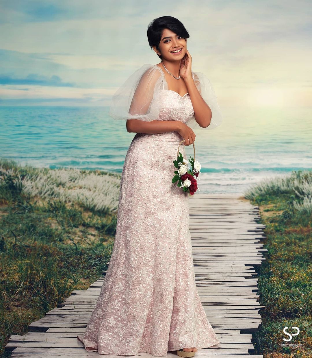 എന്താണ് പരിപാടി? വൈറ്റ് ഗൗണിട്ട് കുസൃതി ചിരിയുമായി നടി അനാർക്കലി മരയ്ക്കാർ... ബ്രൈഡൽ ലുക്ക് വൻ വൈറൽ