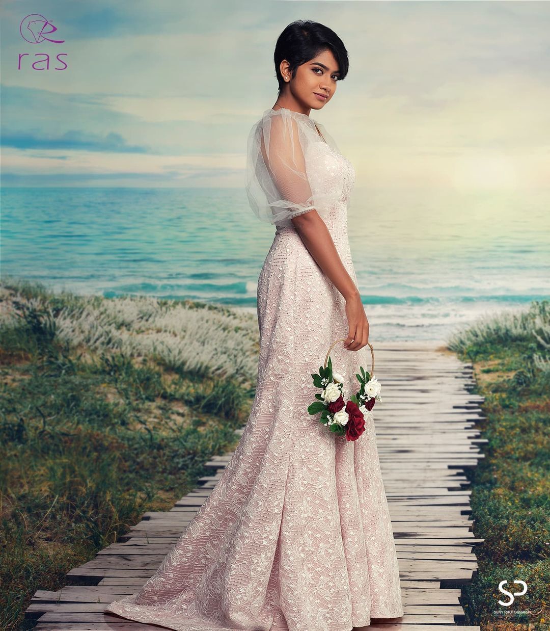 എന്താണ് പരിപാടി? വൈറ്റ് ഗൗണിട്ട് കുസൃതി ചിരിയുമായി നടി അനാർക്കലി മരയ്ക്കാർ... ബ്രൈഡൽ ലുക്ക് വൻ വൈറൽ