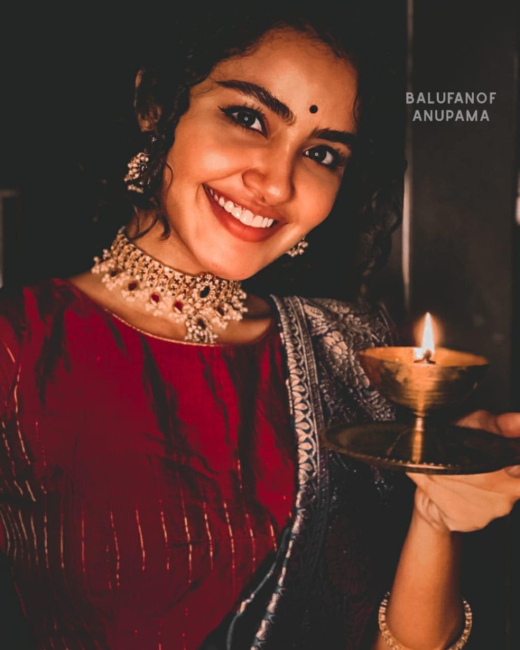 ഇത് അനുപമ സ്റ്റൈൽ.. ലൈറ്റുകൾക്ക് നടുവിൽ നടിയുടെ ദീപാവലി സ്പെഷ്യൽ ചിത്രങ്ങൾ വൈറൽ