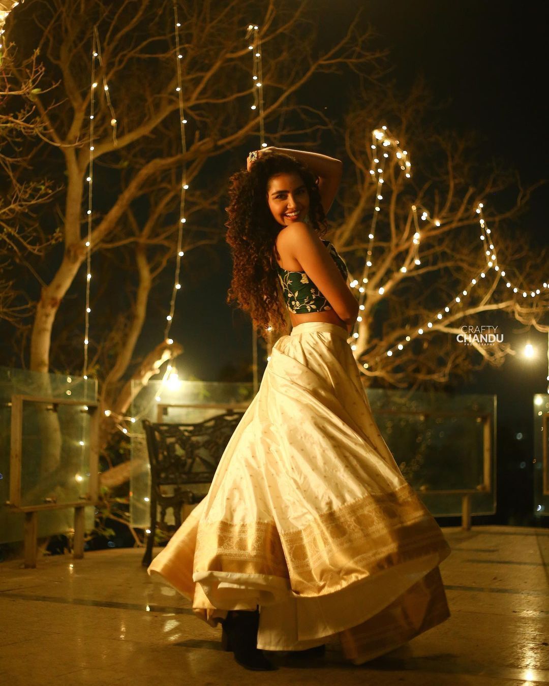 ഇത് അനുപമ സ്റ്റൈൽ.. ലൈറ്റുകൾക്ക് നടുവിൽ നടിയുടെ ദീപാവലി സ്പെഷ്യൽ ചിത്രങ്ങൾ വൈറൽ