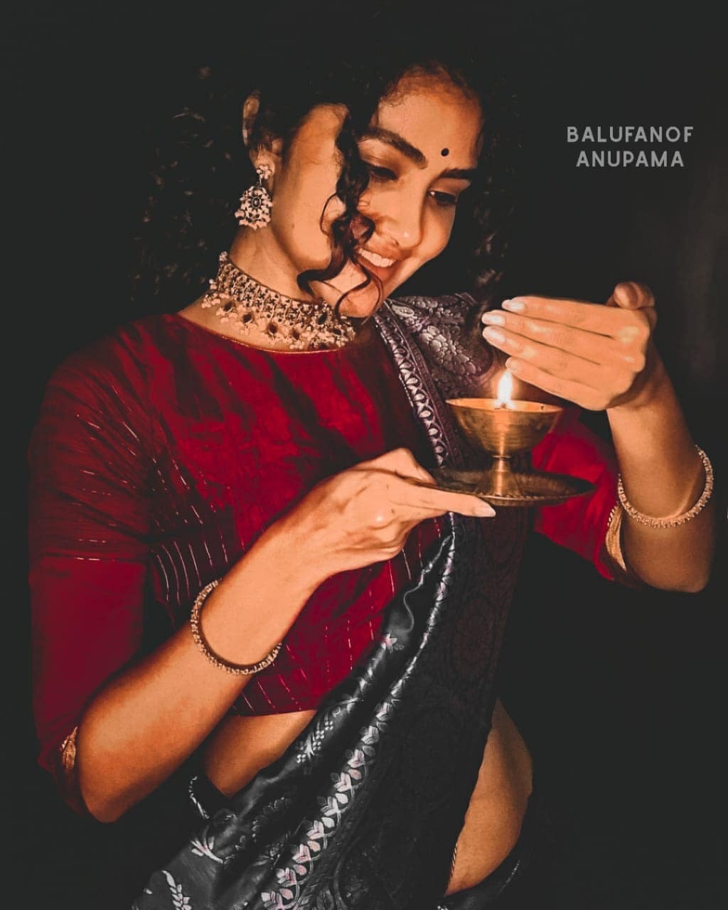 ഇത് അനുപമ സ്റ്റൈൽ.. ലൈറ്റുകൾക്ക് നടുവിൽ നടിയുടെ ദീപാവലി സ്പെഷ്യൽ ചിത്രങ്ങൾ വൈറൽ