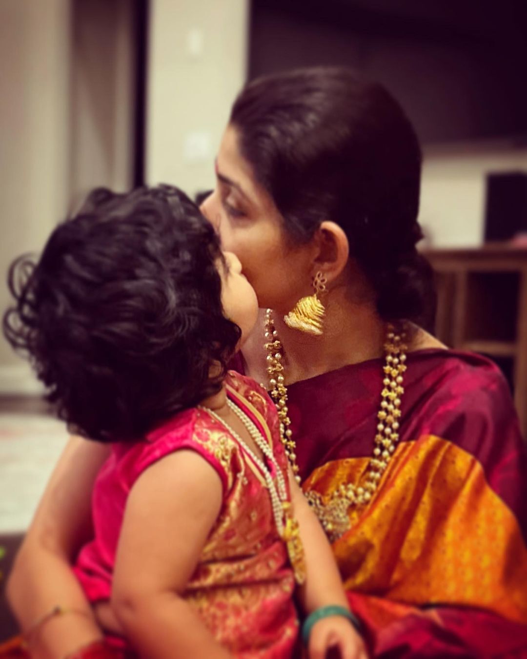 അമ്മയെ പോലെ തന്നെ സുന്ദരി; ദിവ്യ ഉണ്ണിയുടെയും മകളുടെയും ചിത്രങ്ങള്‍ ഏറ്റെടുത്ത് സോഷ്യല്‍ മീഡിയ