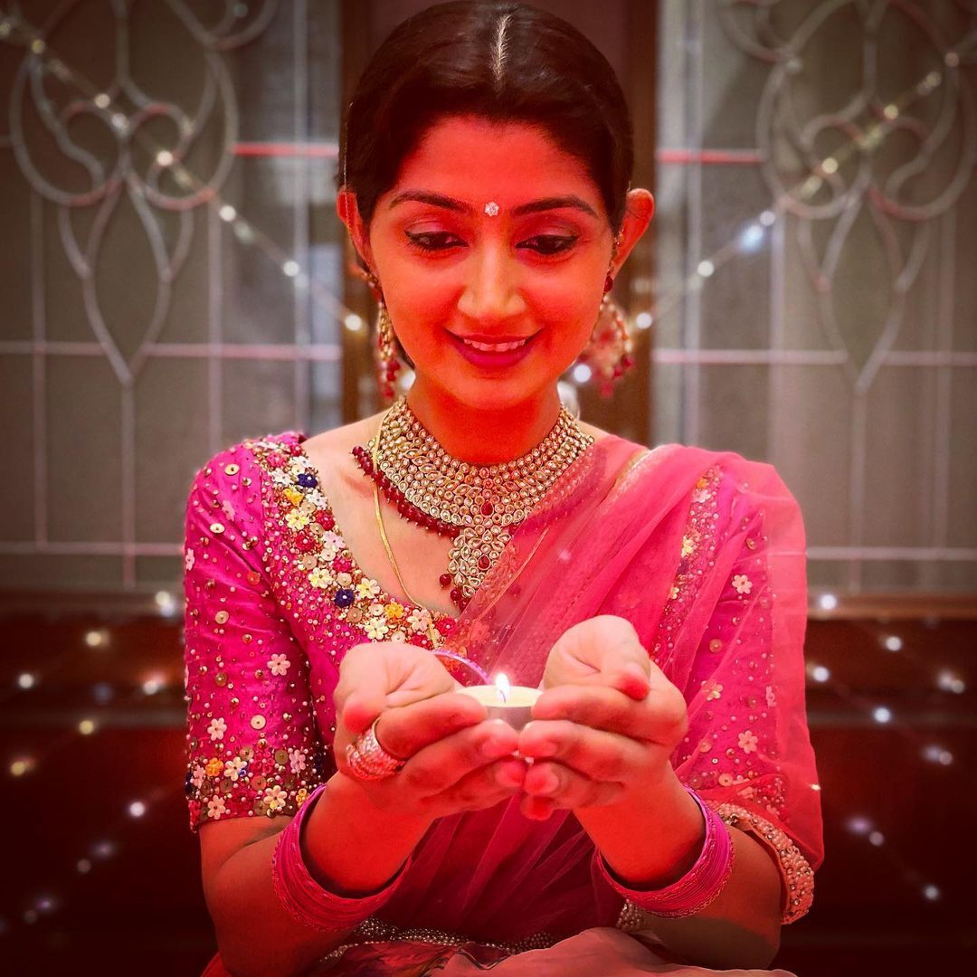 അമ്മയെ പോലെ തന്നെ സുന്ദരി; ദിവ്യ ഉണ്ണിയുടെയും മകളുടെയും ചിത്രങ്ങള്‍ ഏറ്റെടുത്ത് സോഷ്യല്‍ മീഡിയ