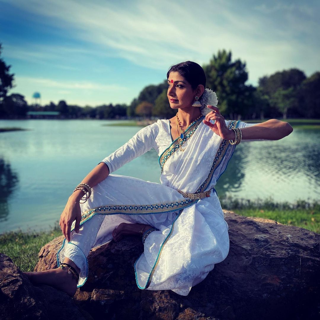 അമ്മയെ പോലെ തന്നെ സുന്ദരി; ദിവ്യ ഉണ്ണിയുടെയും മകളുടെയും ചിത്രങ്ങള്‍ ഏറ്റെടുത്ത് സോഷ്യല്‍ മീഡിയ