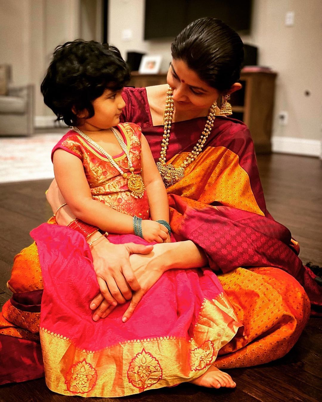 അമ്മയെ പോലെ തന്നെ സുന്ദരി; ദിവ്യ ഉണ്ണിയുടെയും മകളുടെയും ചിത്രങ്ങള്‍ ഏറ്റെടുത്ത് സോഷ്യല്‍ മീഡിയ