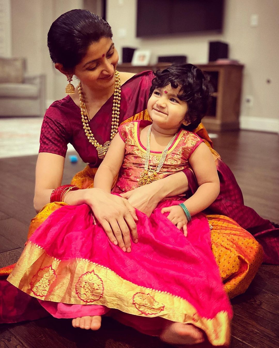 അമ്മയെ പോലെ തന്നെ സുന്ദരി; ദിവ്യ ഉണ്ണിയുടെയും മകളുടെയും ചിത്രങ്ങള്‍ ഏറ്റെടുത്ത് സോഷ്യല്‍ മീഡിയ