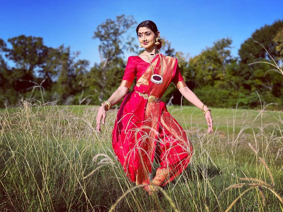 അമ്മയെ പോലെ തന്നെ സുന്ദരി; ദിവ്യ ഉണ്ണിയുടെയും മകളുടെയും ചിത്രങ്ങള്‍ ഏറ്റെടുത്ത് സോഷ്യല്‍ മീഡിയ