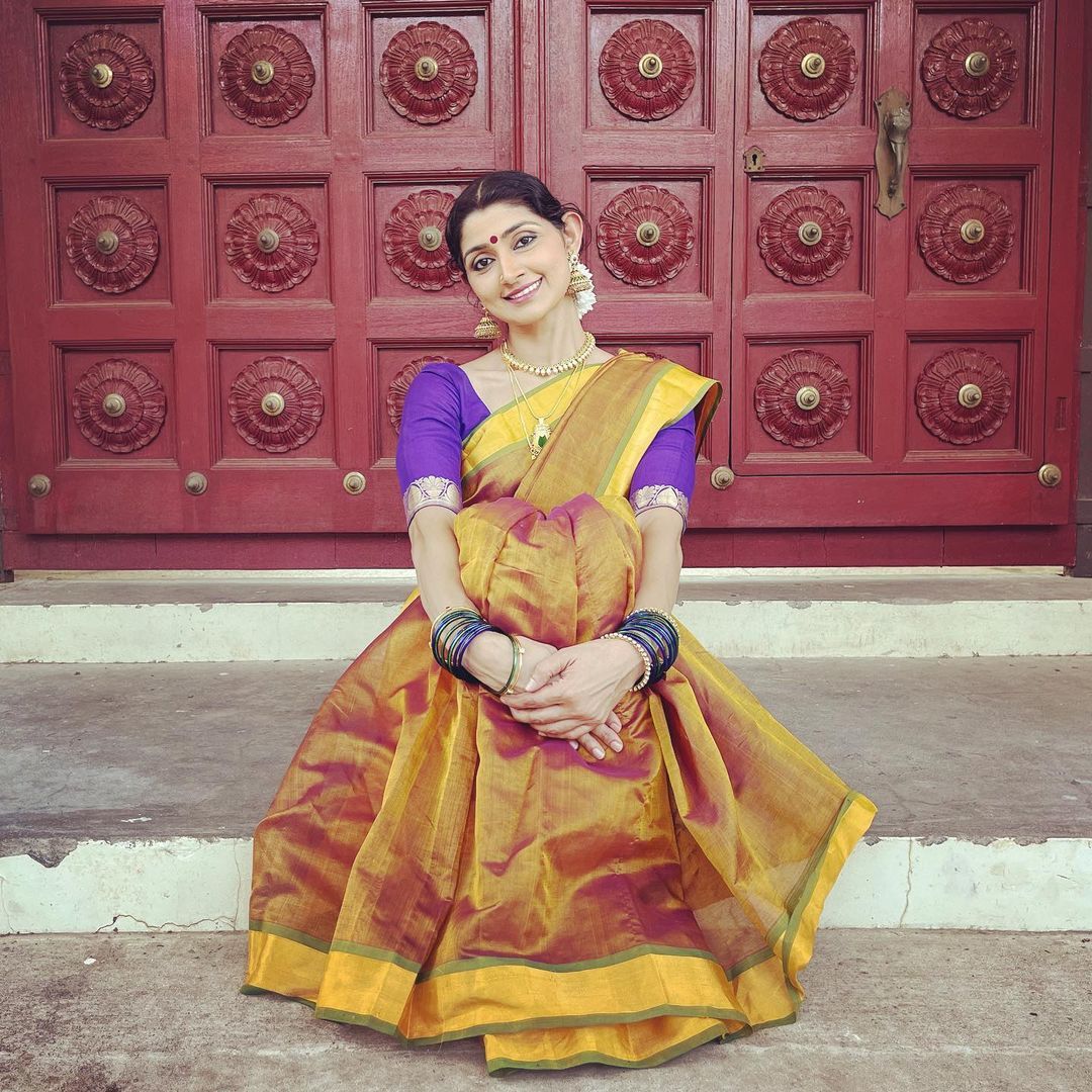 അമ്മയെ പോലെ തന്നെ സുന്ദരി; ദിവ്യ ഉണ്ണിയുടെയും മകളുടെയും ചിത്രങ്ങള്‍ ഏറ്റെടുത്ത് സോഷ്യല്‍ മീഡിയ