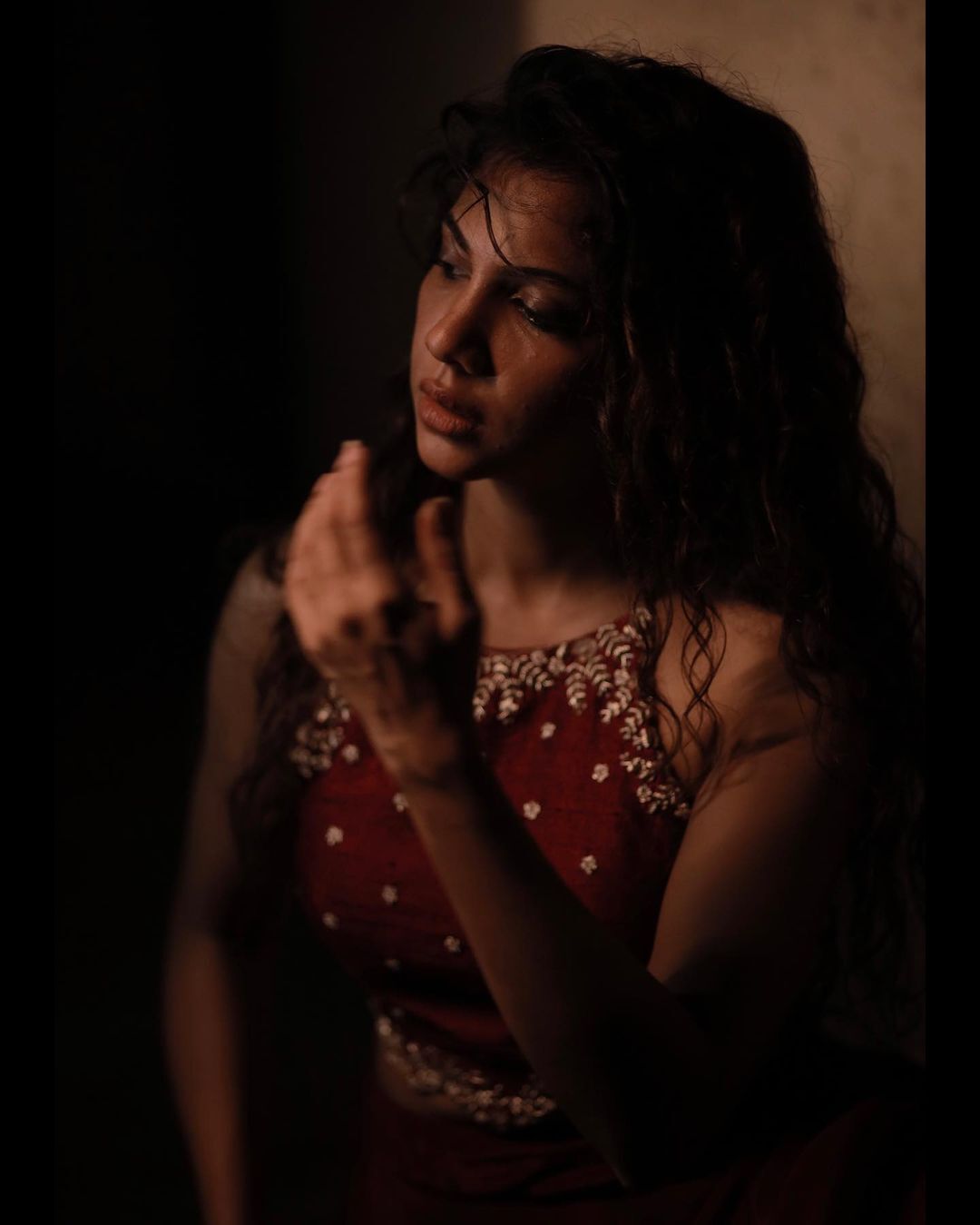 ഫോട്ടോഷൂട്ട് എല്ലാം വെറൈറ്റി ആണല്ലോ; ലുക്ക് പൊളിയാണ്; മഡോണയോട് ആരാധകര്‍