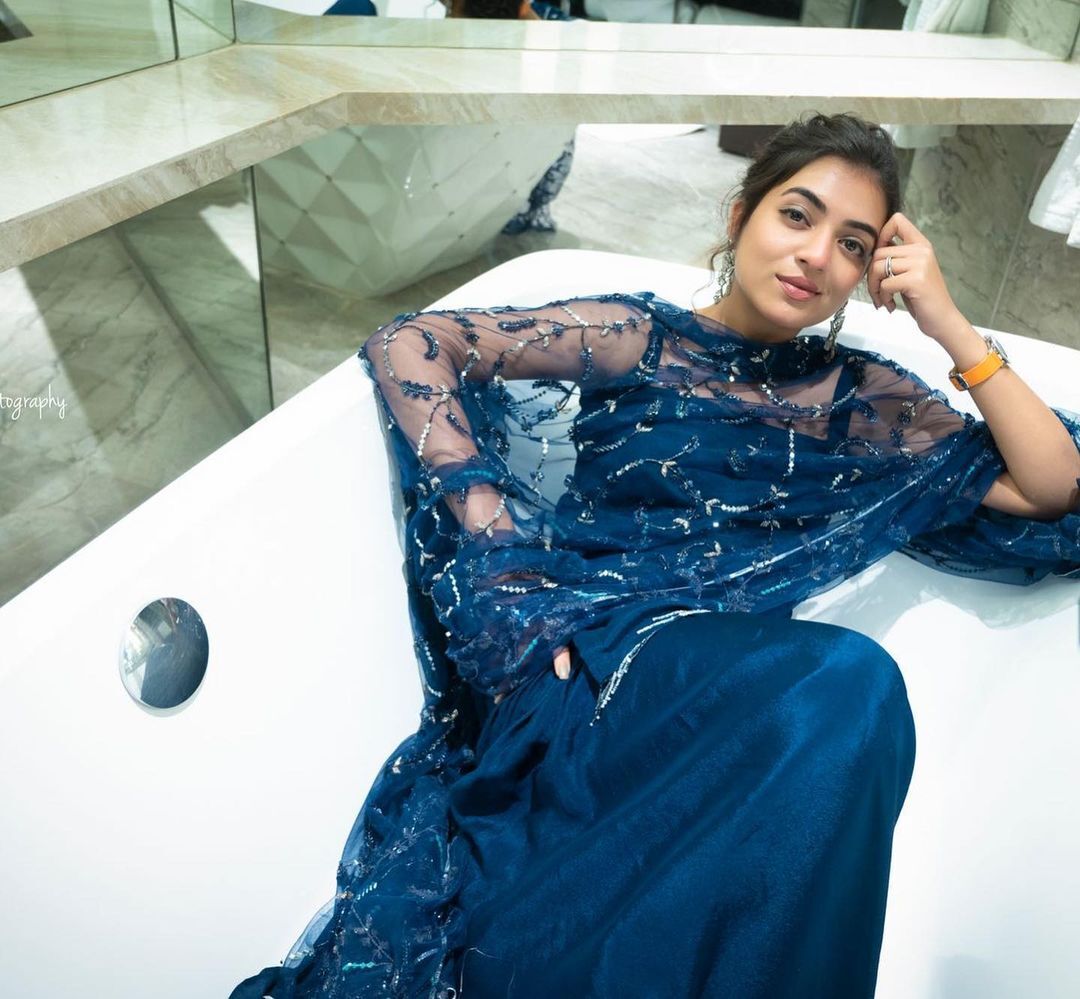 ഇത് വല്ലപ്പോഴുമെന്ന് നസ്രിയ, കമന്റുമായി ദുൽഖറും റോഷനും, ക്യൂട്ട് ചിത്രങ്ങൾ