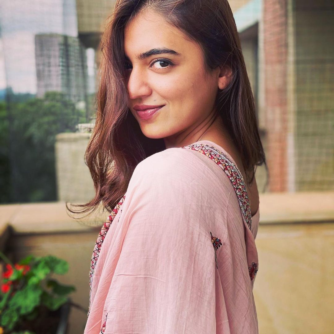 ഇത് വല്ലപ്പോഴുമെന്ന് നസ്രിയ, കമന്റുമായി ദുൽഖറും റോഷനും, ക്യൂട്ട് ചിത്രങ്ങൾ