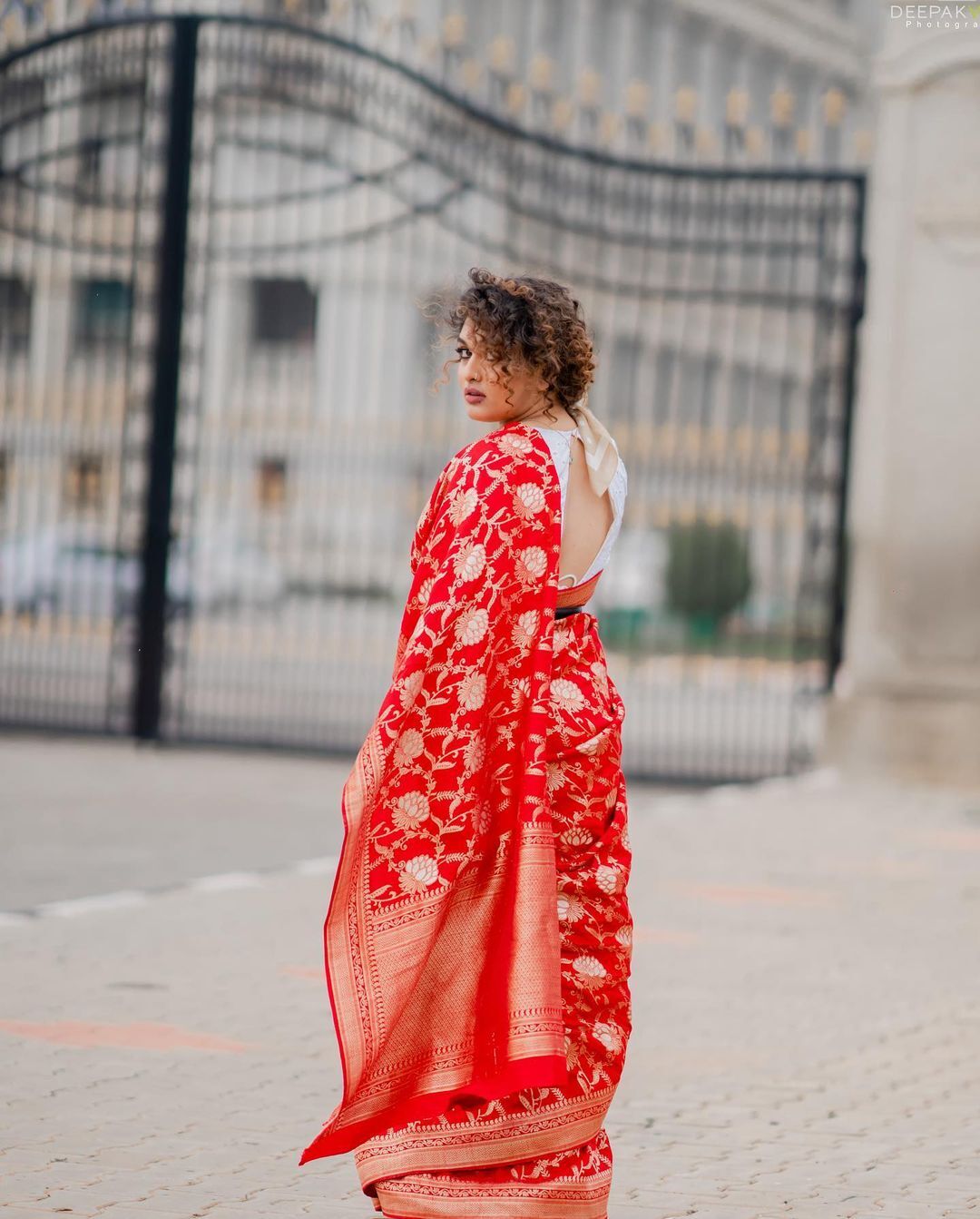 ബംഗളൂരുവില്‍ ചായ കുടിച്ച് ഉല്ലസിച്ച് പ്രയാഗ മാര്‍ട്ടിന്‍; ഫോട്ടോഷൂട്ട് പൊളിച്ചെന്ന് ആരാധകര്‍