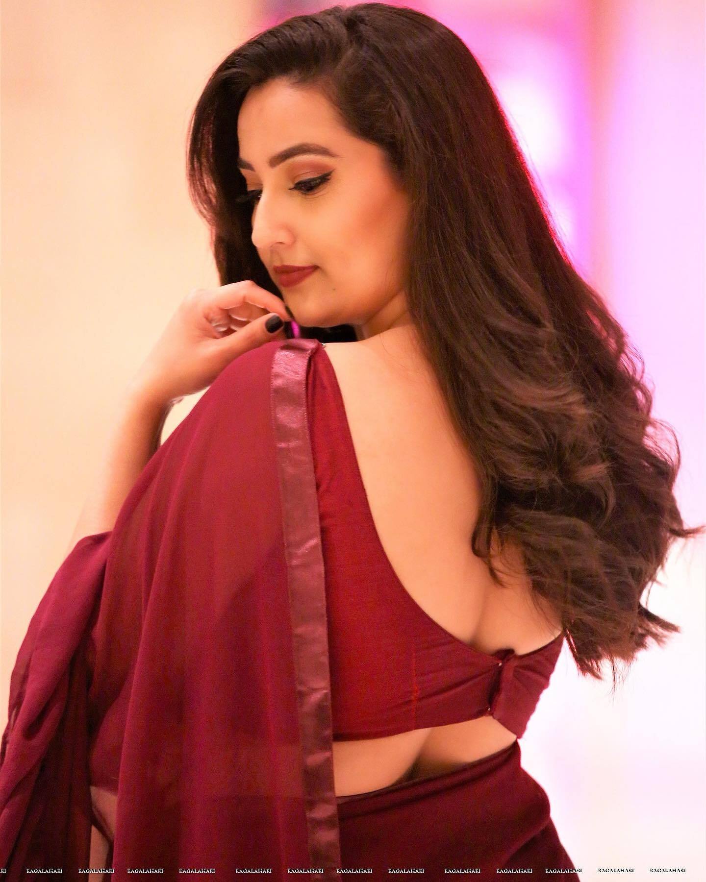 బొడ్డు కిందకు చీర కట్టి అందాలను ఆరబోసిన బొద్దు గుమ్మ మంజు షా...(ఫోటోలు)