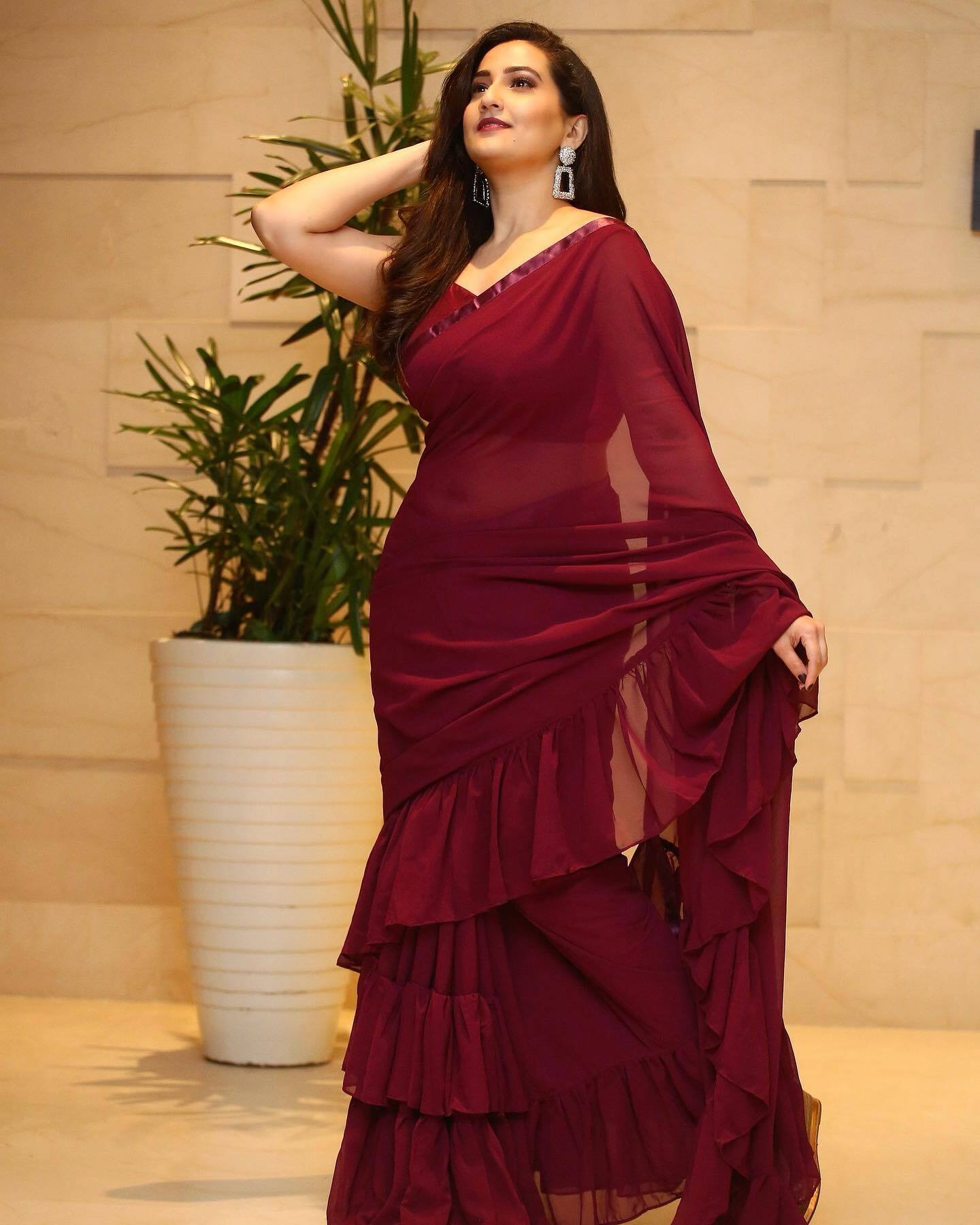 బొడ్డు కిందకు చీర కట్టి అందాలను ఆరబోసిన బొద్దు గుమ్మ మంజు షా...(ఫోటోలు)