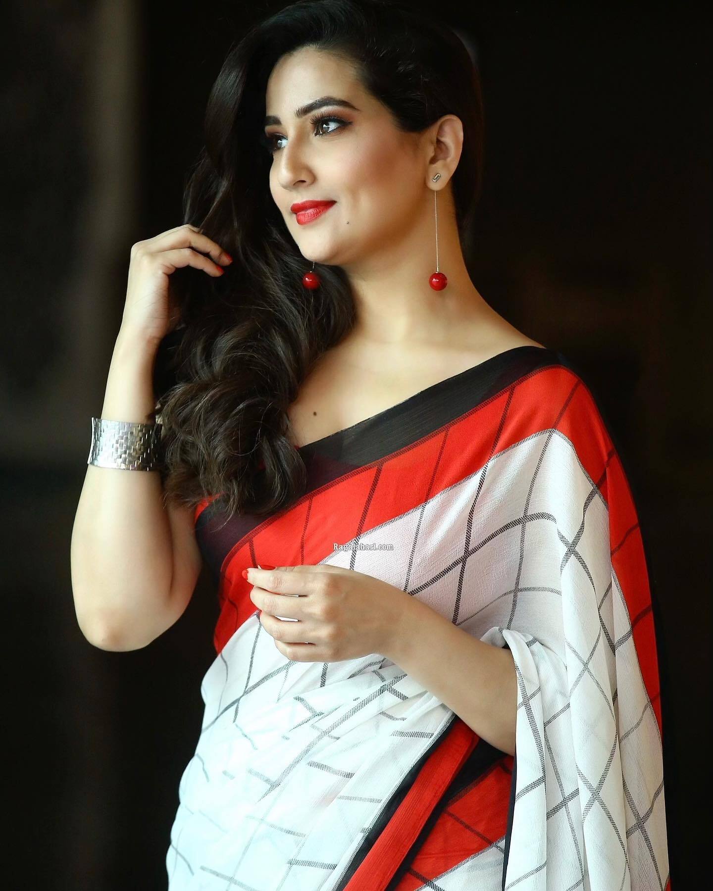 బొడ్డు కిందకు చీర కట్టి అందాలను ఆరబోసిన బొద్దు గుమ్మ మంజు షా...(ఫోటోలు)