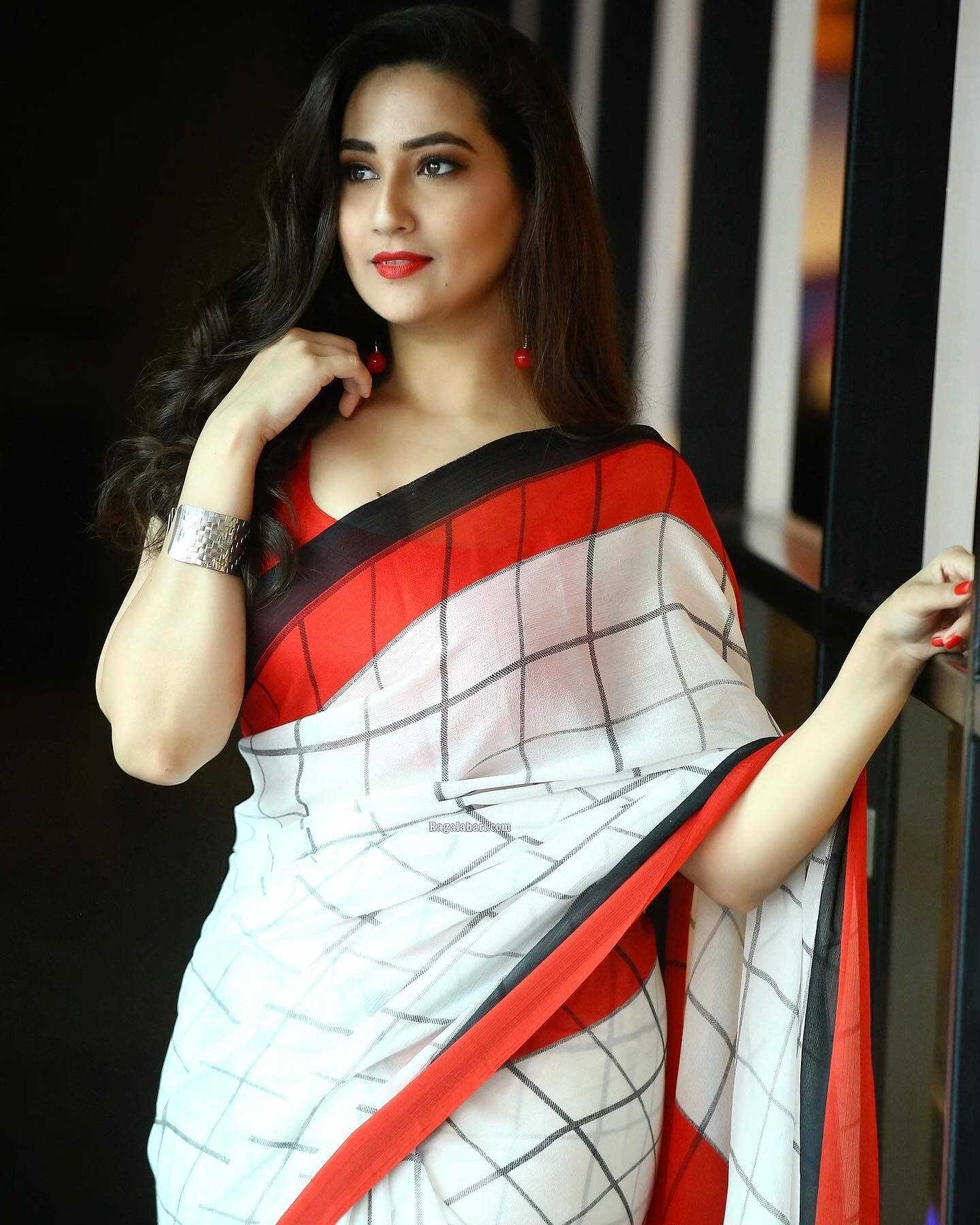 బొడ్డు కిందకు చీర కట్టి అందాలను ఆరబోసిన బొద్దు గుమ్మ మంజు షా...(ఫోటోలు)