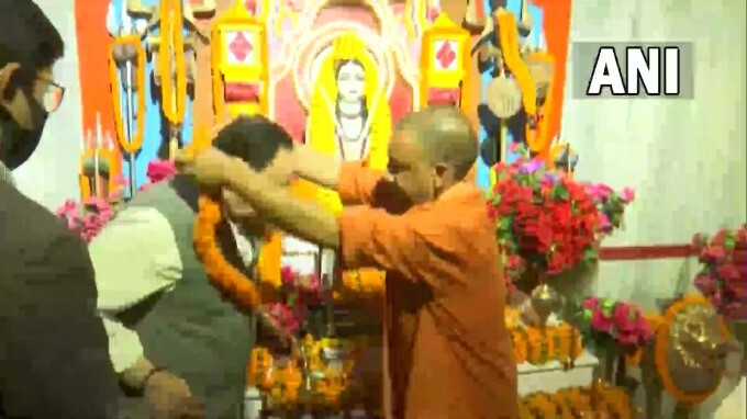 BJP national president JP Nadda offered prayers at Gorakhnath Temple ...