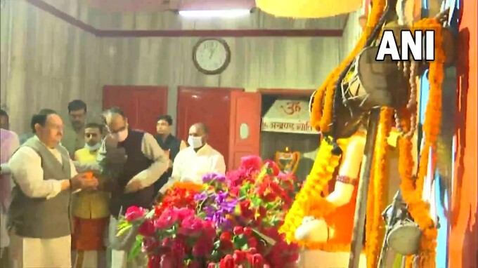 BJP national president JP Nadda offered prayers at Gorakhnath Temple ...