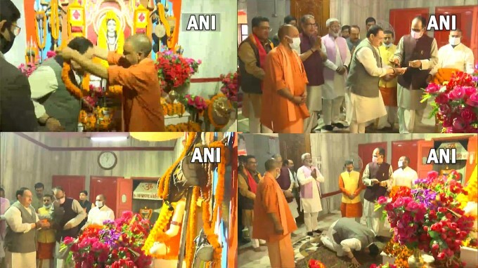 BJP national president JP Nadda offered prayers at Gorakhnath Temple ...