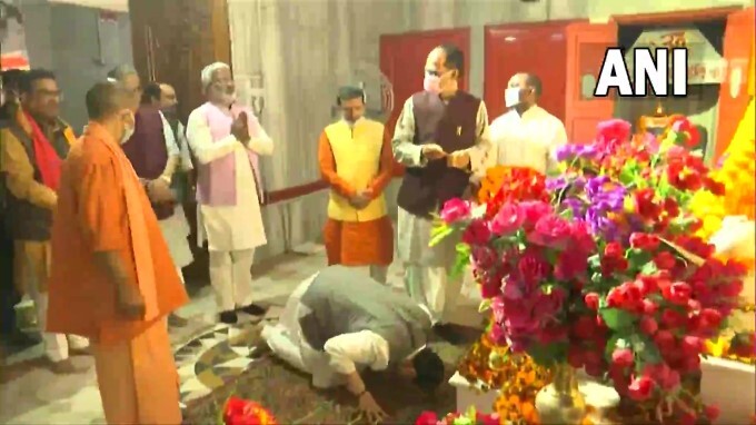 BJP national president JP Nadda offered prayers at Gorakhnath Temple ...