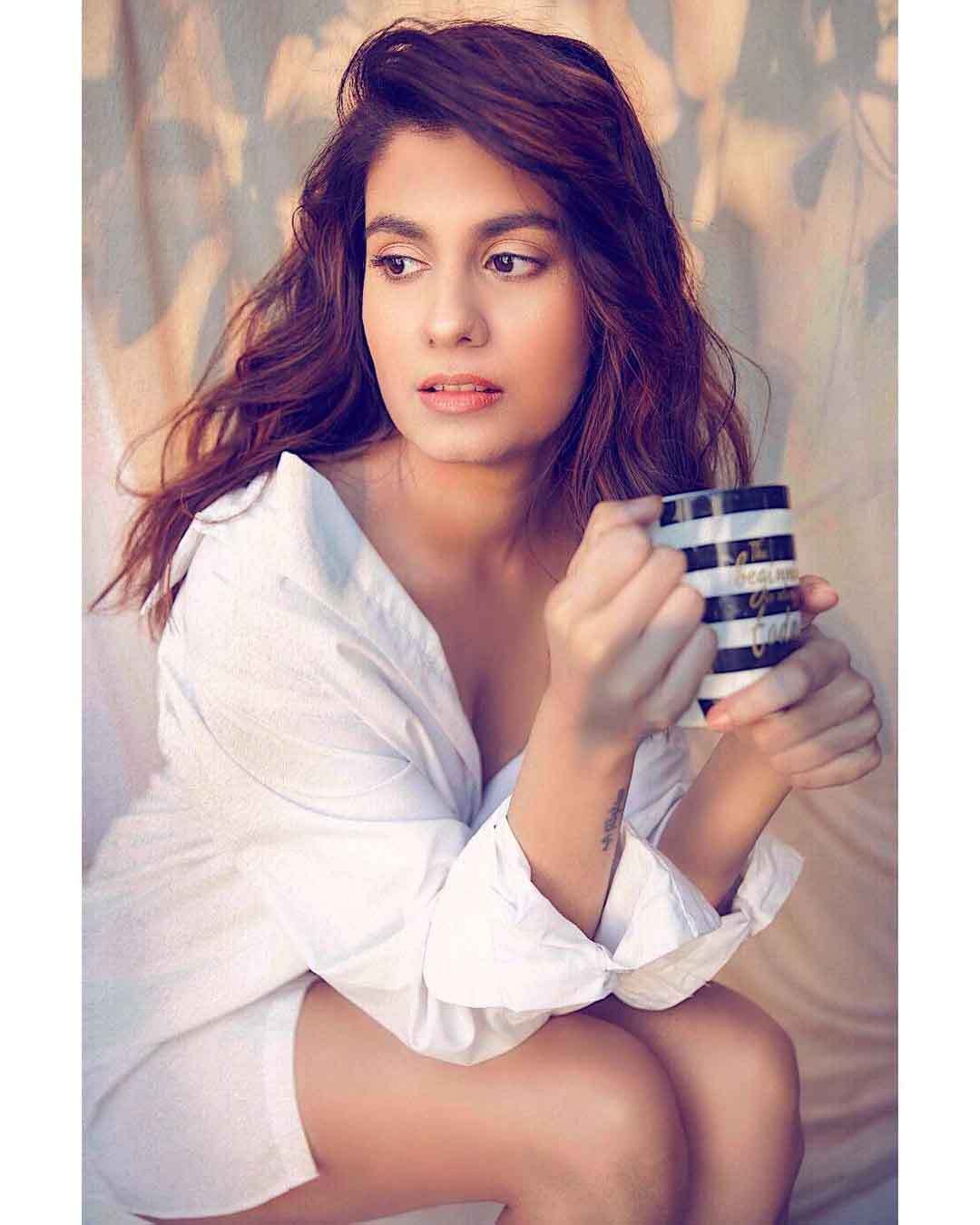 Bold पोज देने में बेहद ही माहिर हैं The Family Man की यह एक्ट्रेस, विश्वास नहीं होता तो देखें ये photos