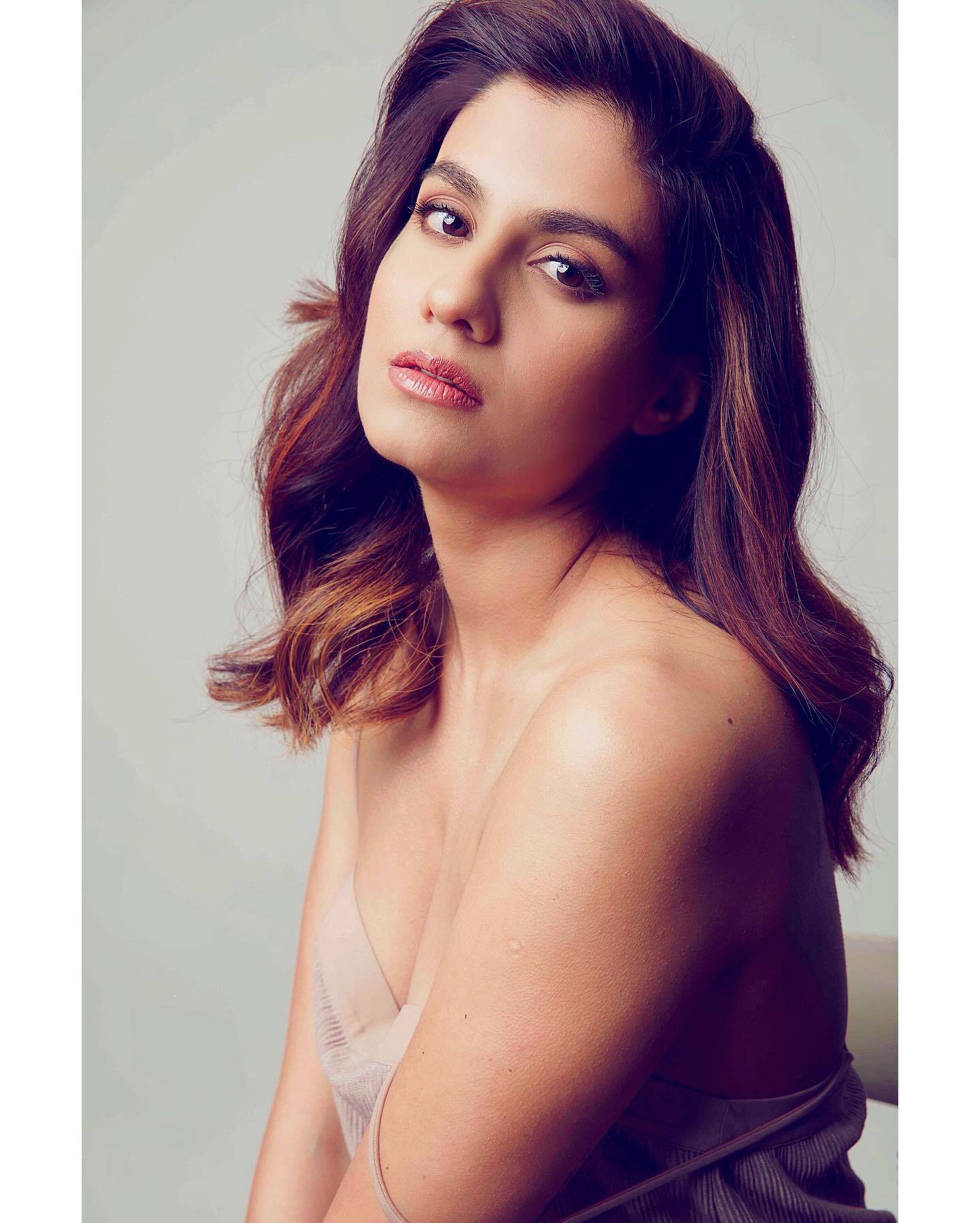 Bold पोज देने में बेहद ही माहिर हैं The Family Man की यह एक्ट्रेस, विश्वास नहीं होता तो देखें ये photos