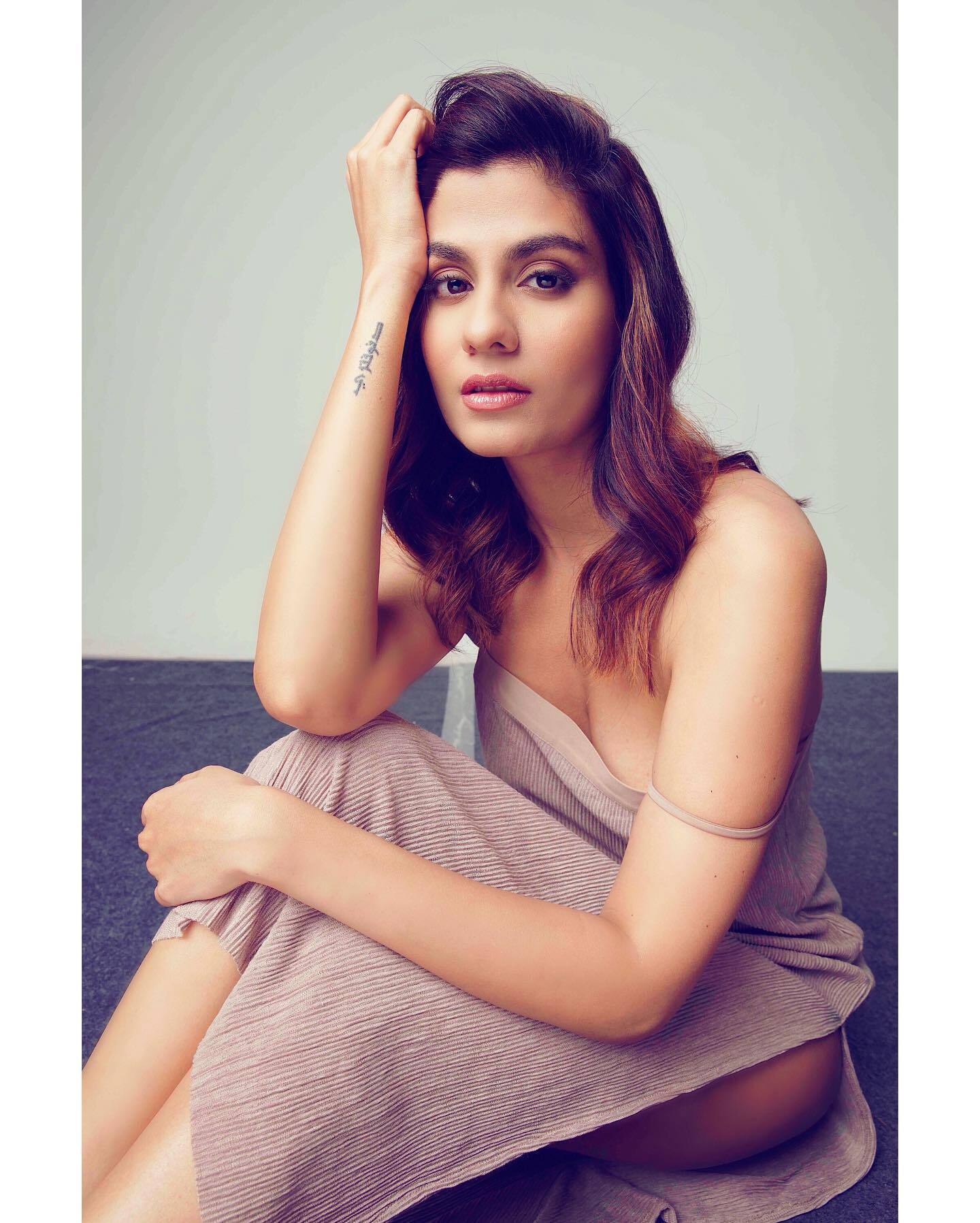 Bold पोज देने में बेहद ही माहिर हैं The Family Man की यह एक्ट्रेस, विश्वास नहीं होता तो देखें ये photos