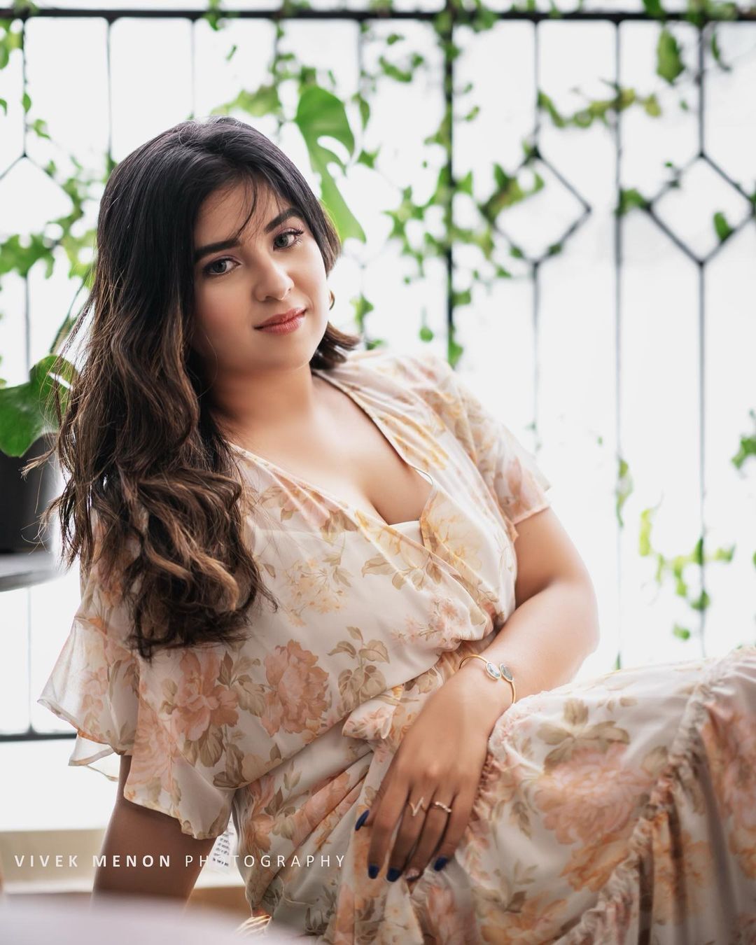 'ക്യൂട്ട് ബേബി ഡോൾ'; അപർണ തോമസിന്റെ ഗോർജ്യസ് ലുക്ക് വൻ വൈറൽ