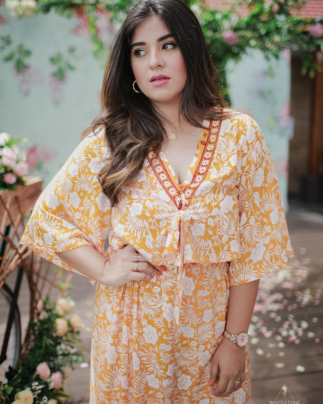 'ക്യൂട്ട് ബേബി ഡോൾ'; അപർണ തോമസിന്റെ ഗോർജ്യസ് ലുക്ക് വൻ വൈറൽ