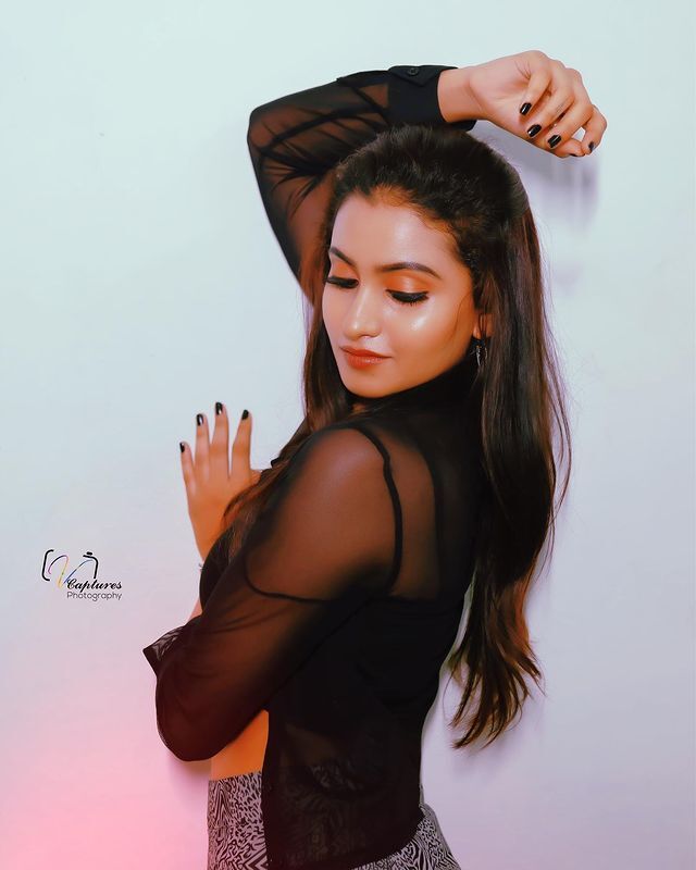 Deepika Pilli:రెచ్చిపోతున్న విజయవాడ భామ..అందానికి ఫ్యాన్స్ ఫిదా(ఫోటోలు)