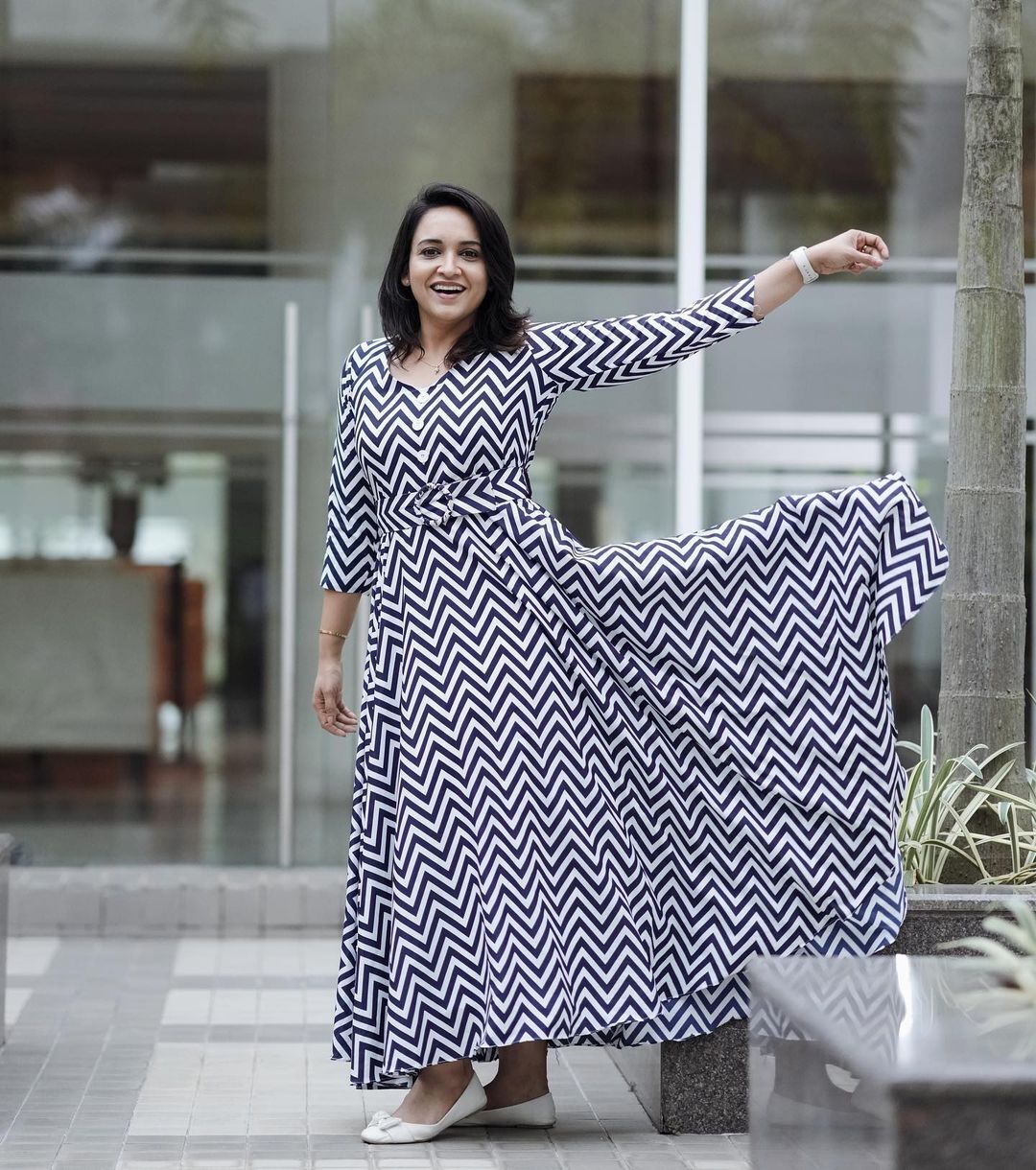 ഇത് ലേഡി മമ്മൂട്ടിക്ക് പഠിക്കുവാണോ? ലെനയുടെ പുതിയ ഫോട്ടോ ഷൂട്ട് വൈറൽ