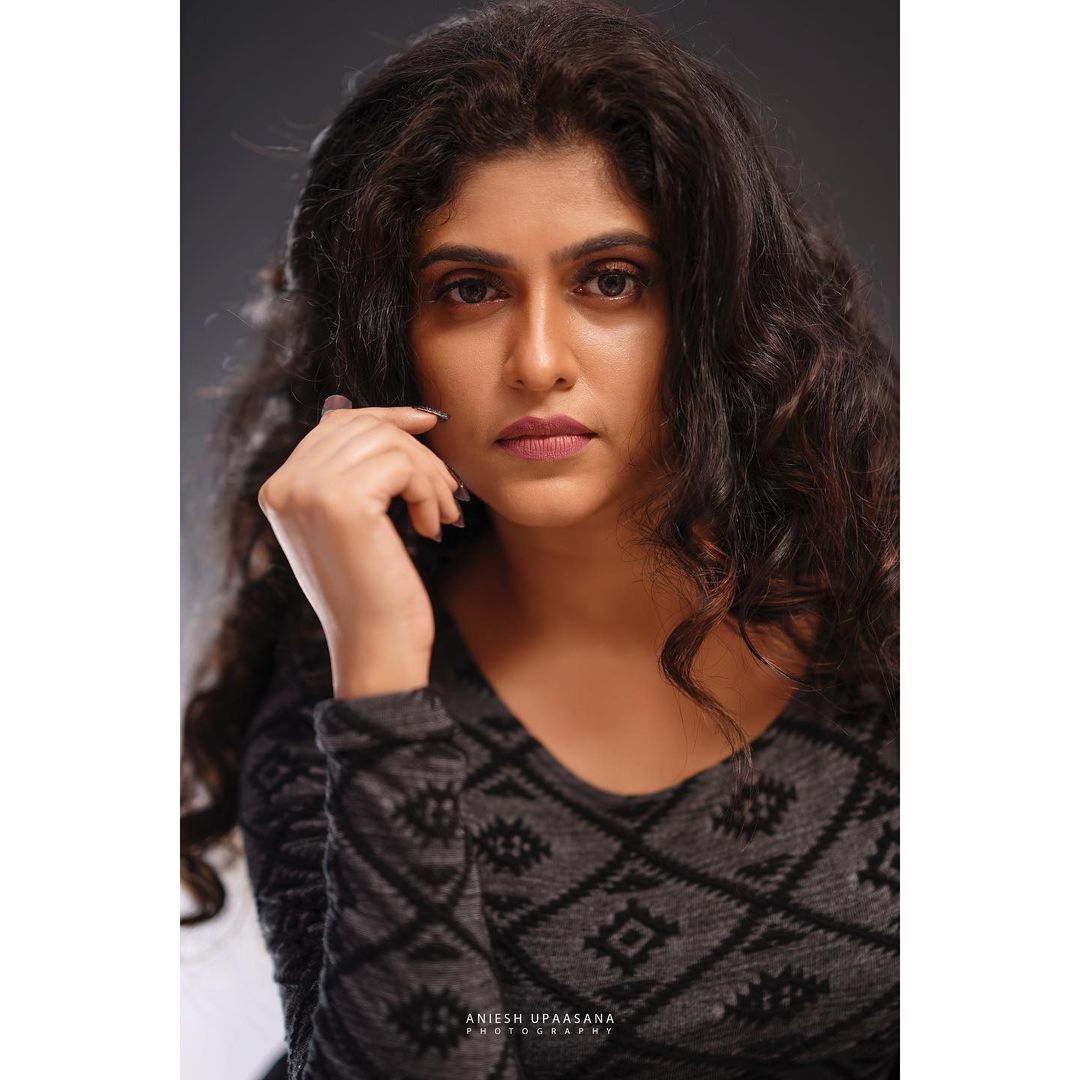 വീണ്ടും ഗ്ലാമറസ് ലുക്കില്‍ ഞെട്ടിച്ച് രസ്‌ന പവിത്രന്‍; പൊളി ഫോട്ടോഷൂട്ടെന്ന് ആരാധകര്‍