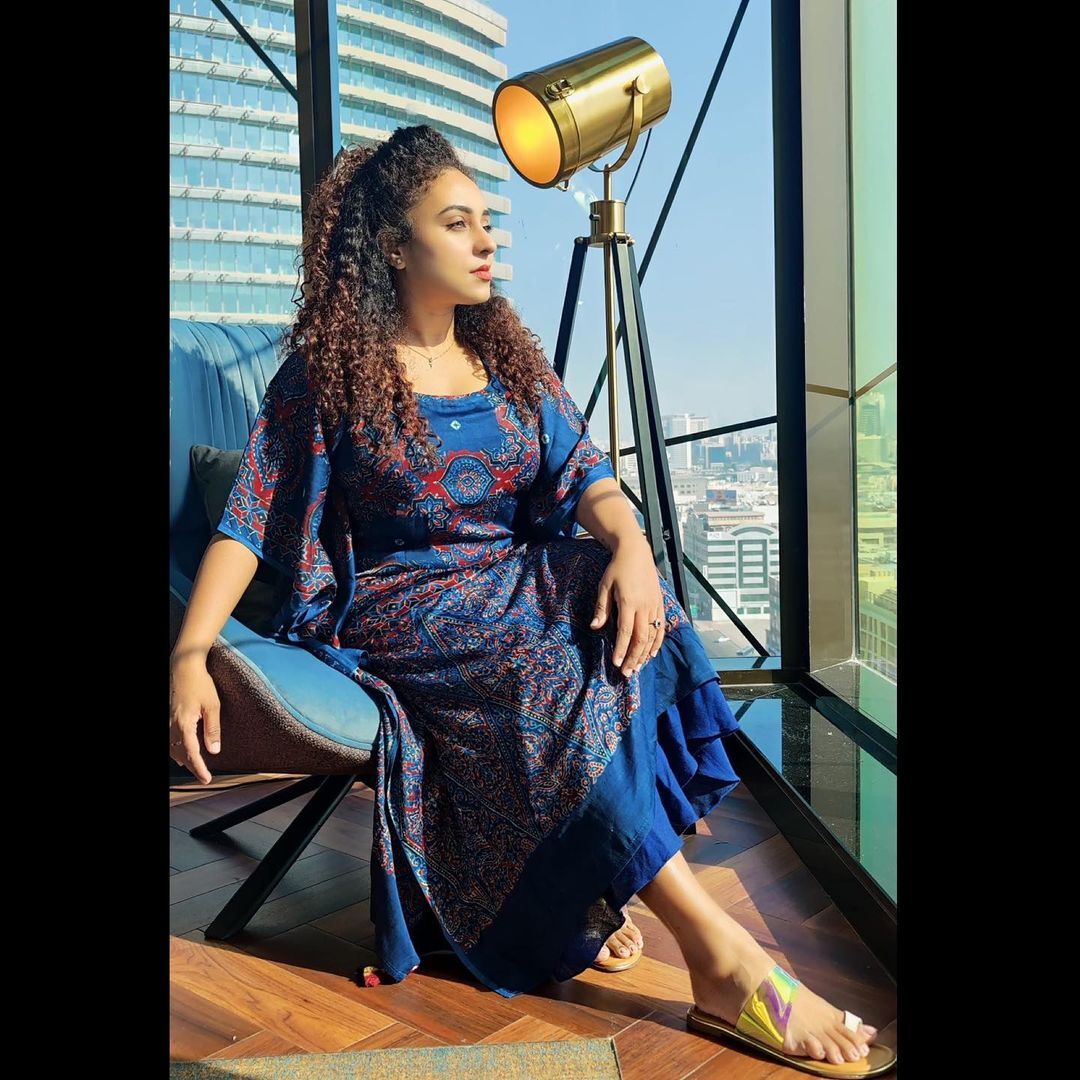 നീലയണിഞ്ഞ് അതി സുന്ദരിയായി പേളി മാണി; ഫോട്ടോഷൂട്ട് ഏറ്റെടുത്ത് സോഷ്യല്‍ മീഡിയ