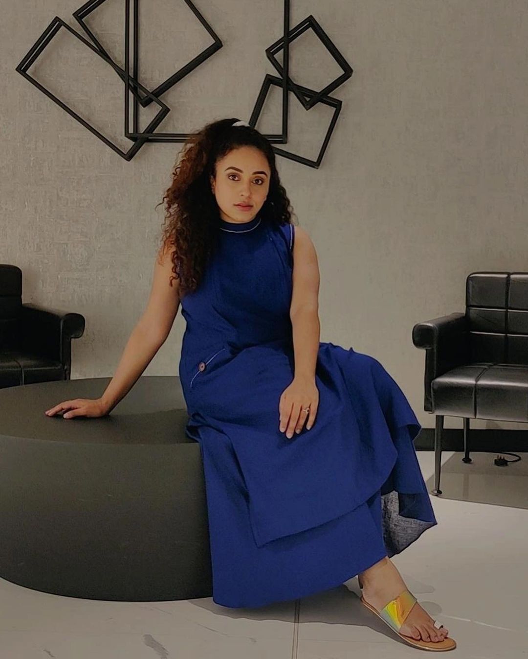 നീലയണിഞ്ഞ് അതി സുന്ദരിയായി പേളി മാണി; ഫോട്ടോഷൂട്ട് ഏറ്റെടുത്ത് സോഷ്യല്‍ മീഡിയ