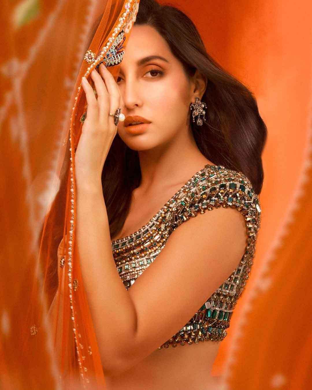 घूंघट की आड़ में दिलबर का इंतजार कर रहीं नोरा फतेही, Photos में दिखा एक्ट्रेस का देसी Look