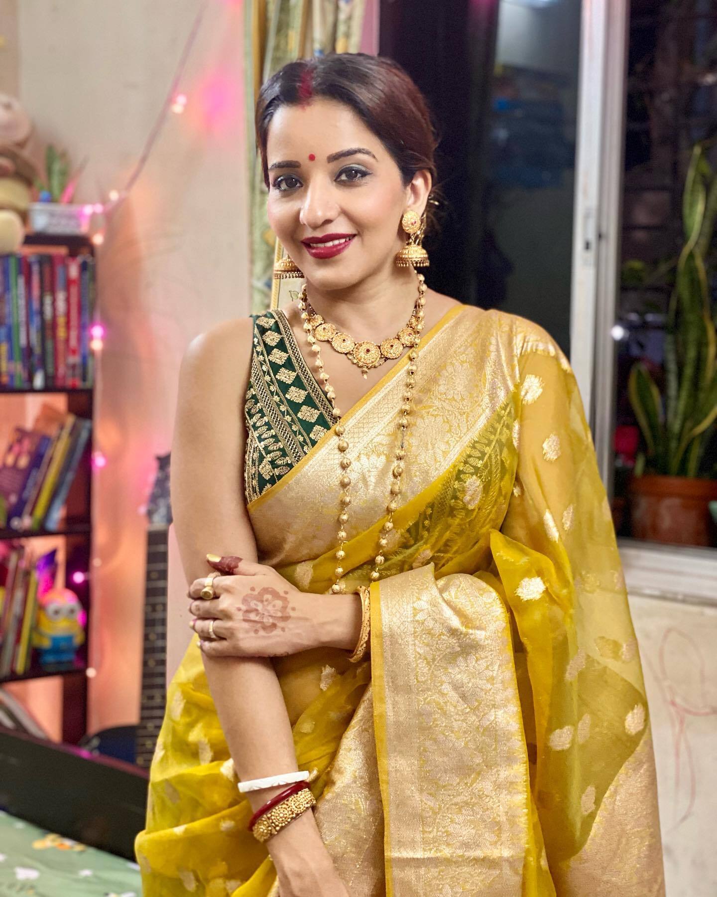 बनारसी साड़ी में बला की खूबसूरत लग रही हैं भोजपुरी क्वीन मोनालिसा, देखें Photos