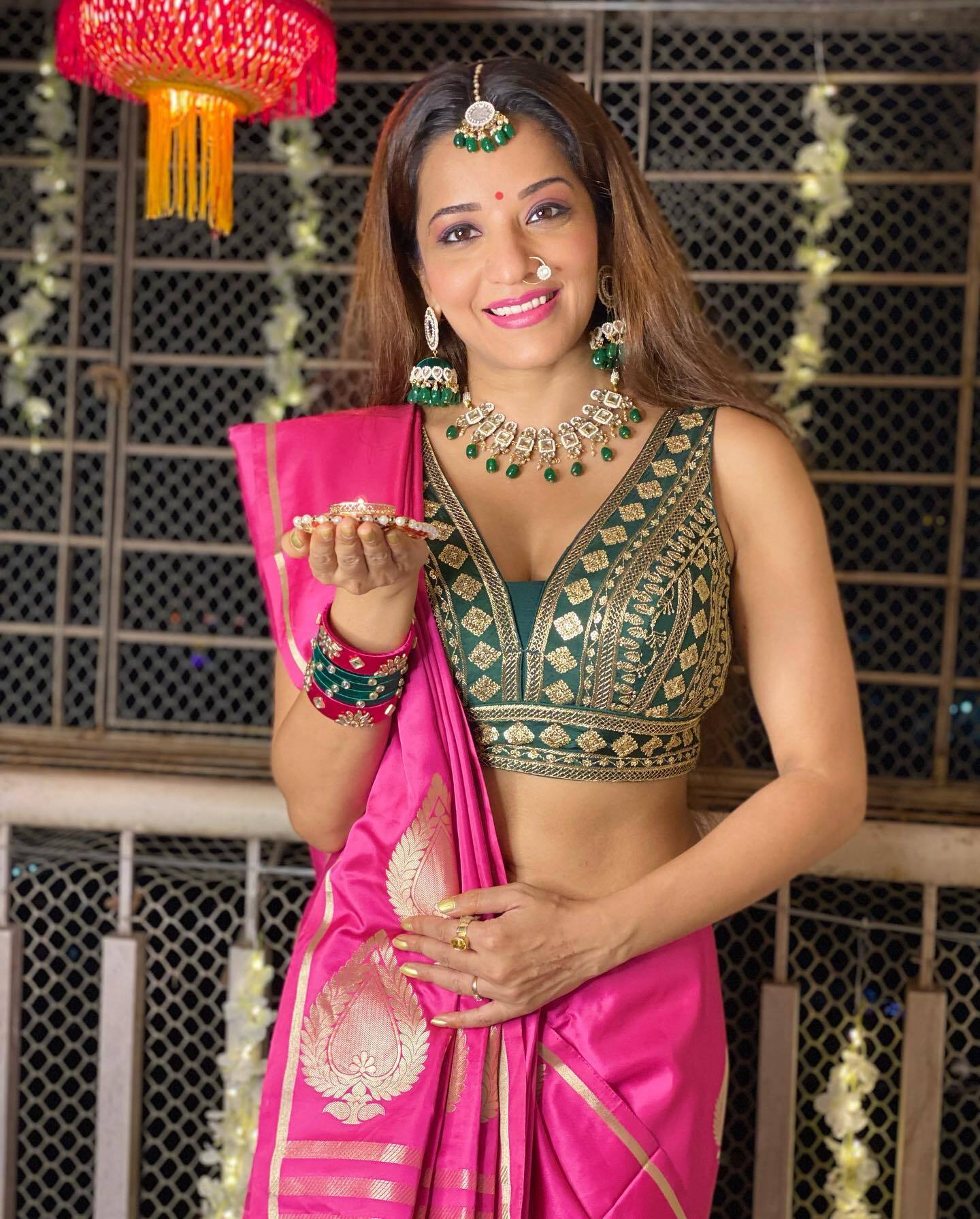 बनारसी साड़ी में बला की खूबसूरत लग रही हैं भोजपुरी क्वीन मोनालिसा, देखें Photos