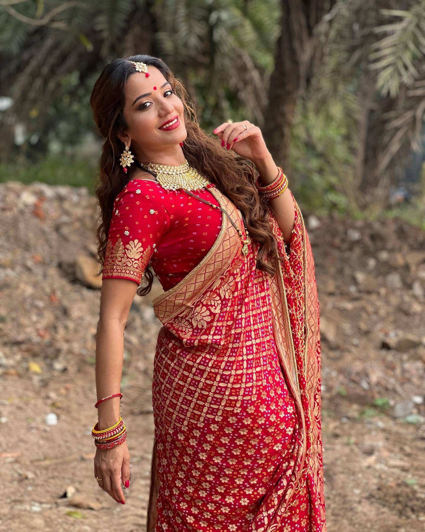 बनारसी साड़ी में बला की खूबसूरत लग रही हैं भोजपुरी क्वीन मोनालिसा, देखें Photos