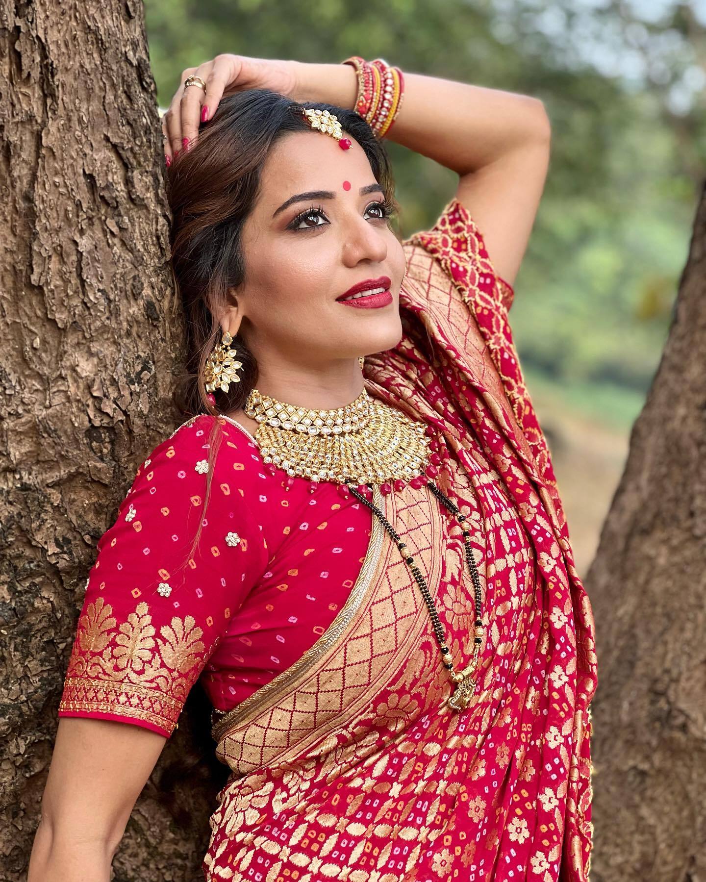 बनारसी साड़ी में बला की खूबसूरत लग रही हैं भोजपुरी क्वीन मोनालिसा, देखें Photos