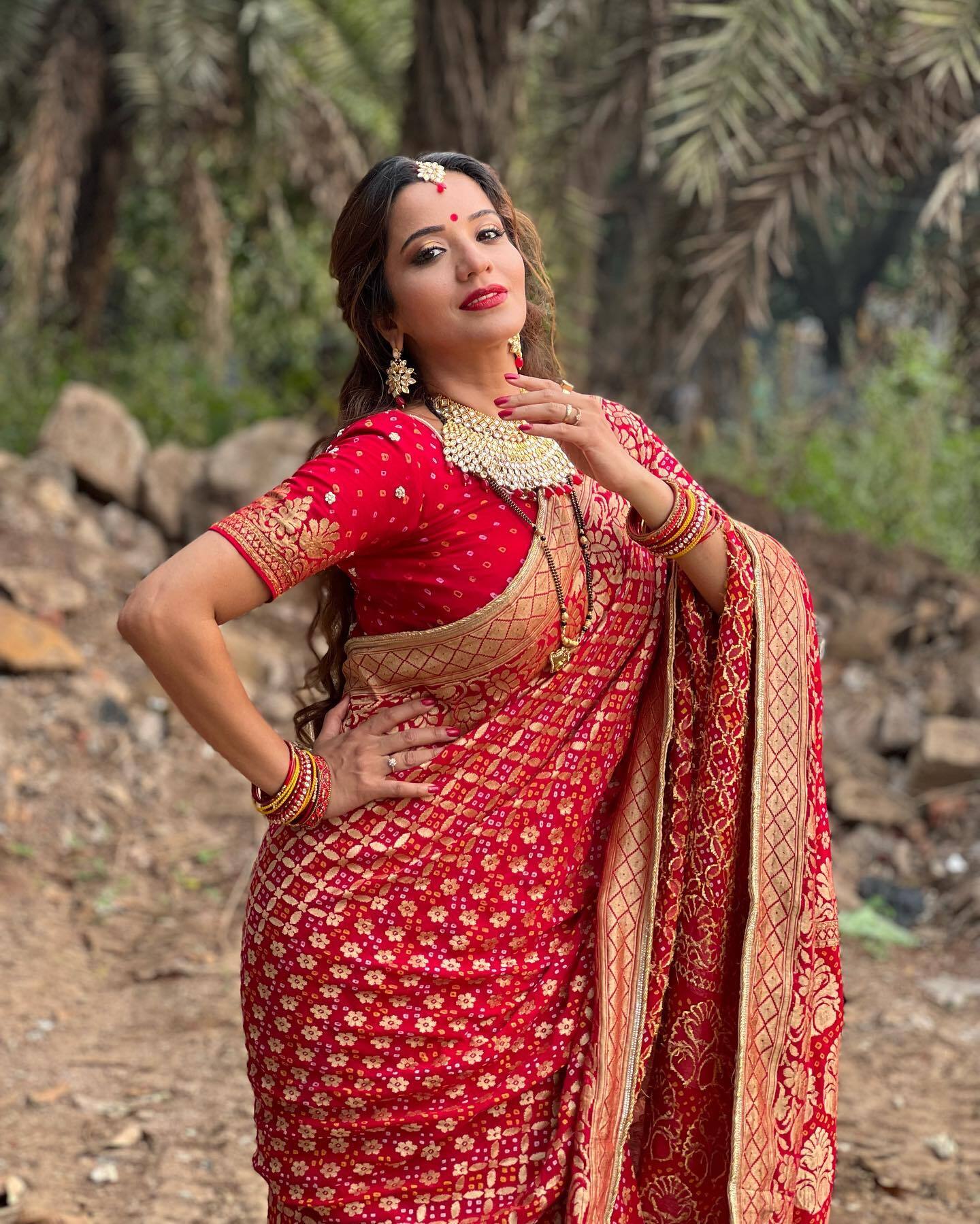 बनारसी साड़ी में बला की खूबसूरत लग रही हैं भोजपुरी क्वीन मोनालिसा, देखें Photos