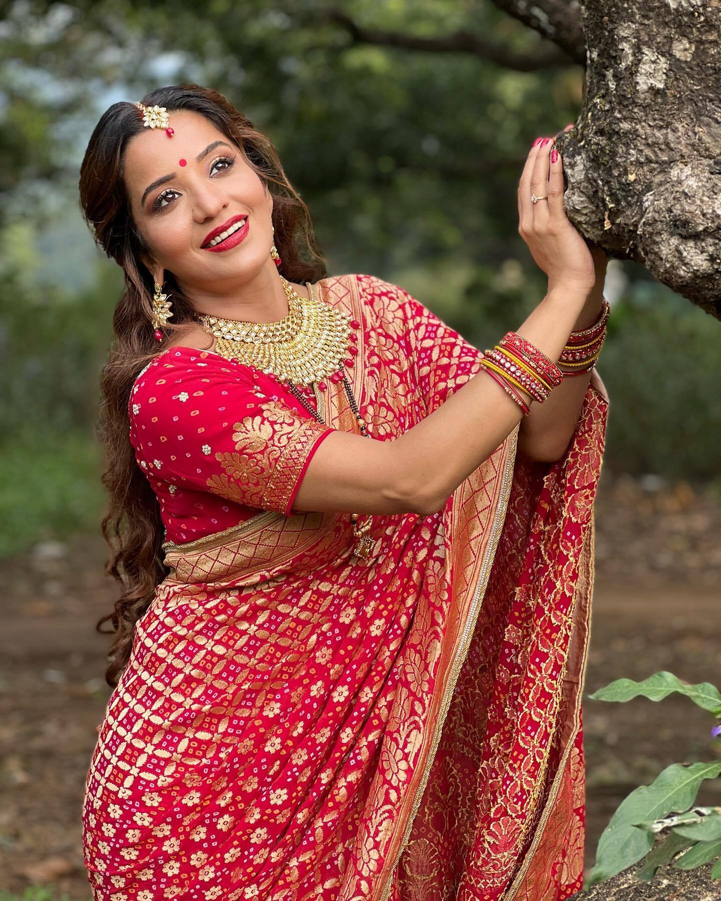 बनारसी साड़ी में बला की खूबसूरत लग रही हैं भोजपुरी क्वीन मोनालिसा, देखें Photos