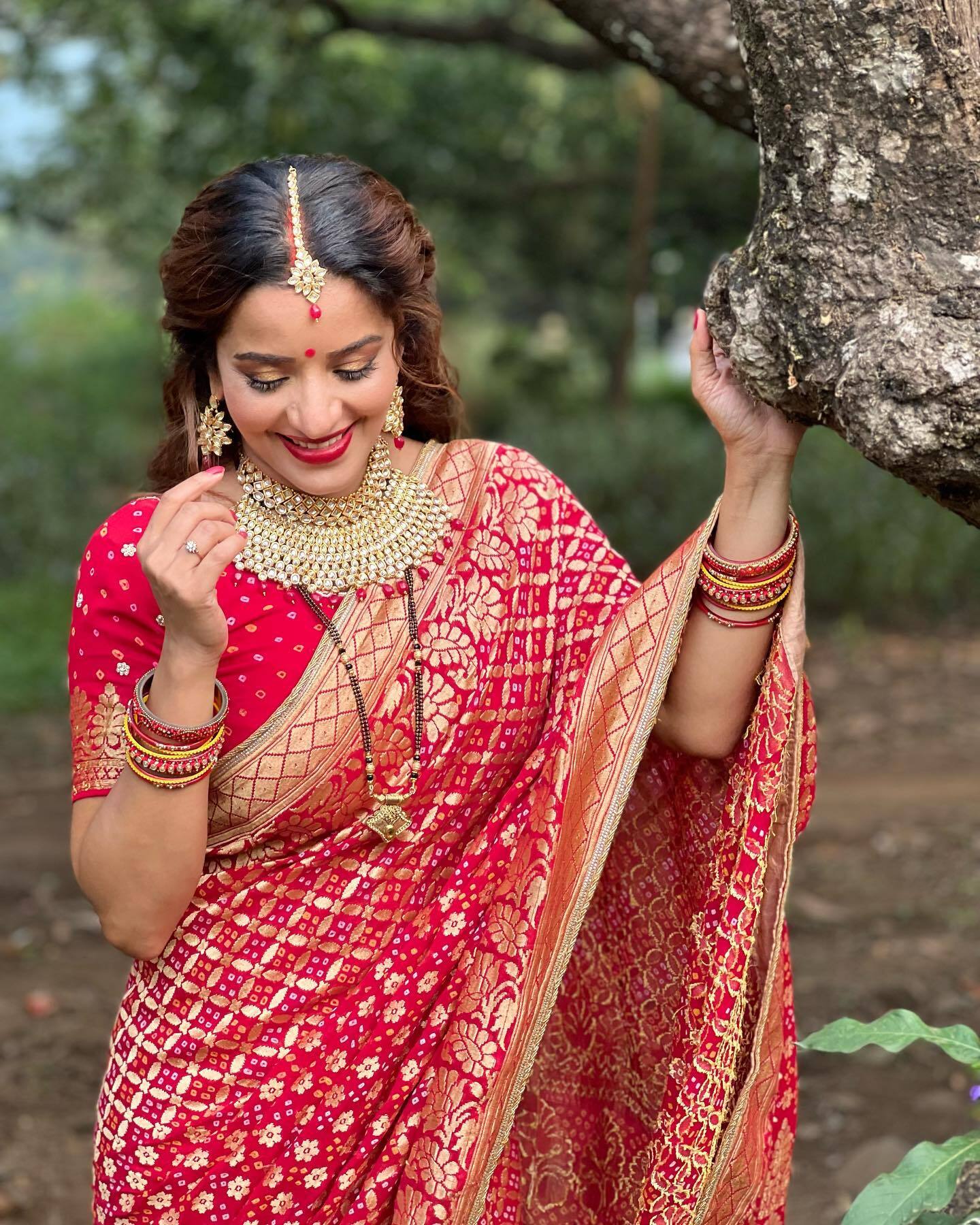 बनारसी साड़ी में बला की खूबसूरत लग रही हैं भोजपुरी क्वीन मोनालिसा, देखें Photos