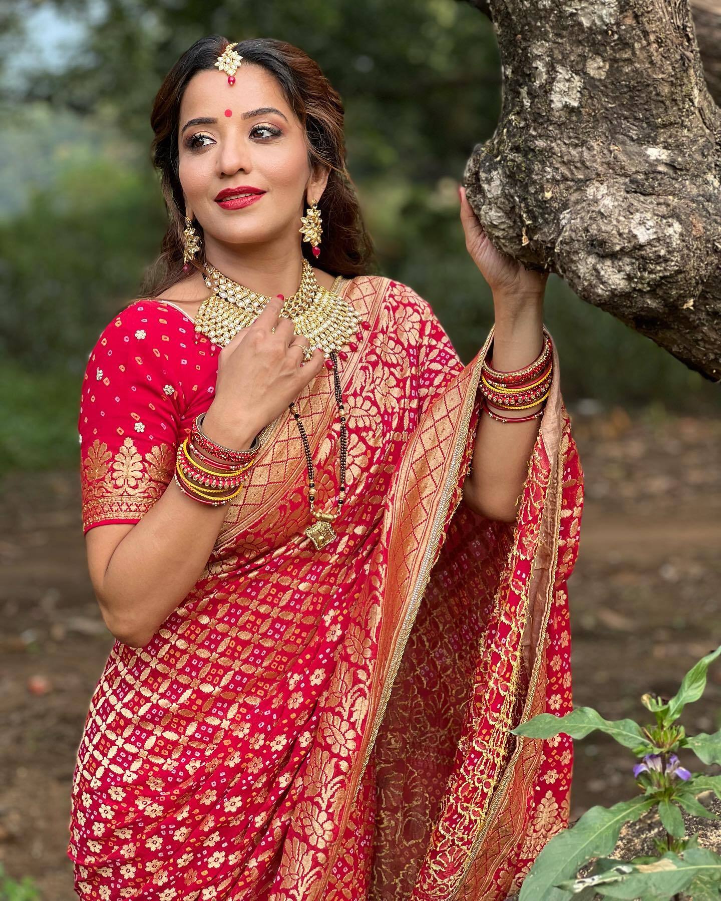 बनारसी साड़ी में बला की खूबसूरत लग रही हैं भोजपुरी क्वीन मोनालिसा, देखें Photos