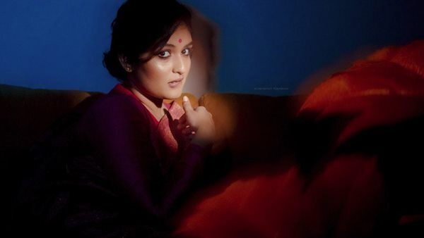 സാരിയിൽ സെക്സി ലുക്കിൽ പ്രയാഗ മാർട്ടിൻ, ചിത്രങ്ങൾ വൈറൽ