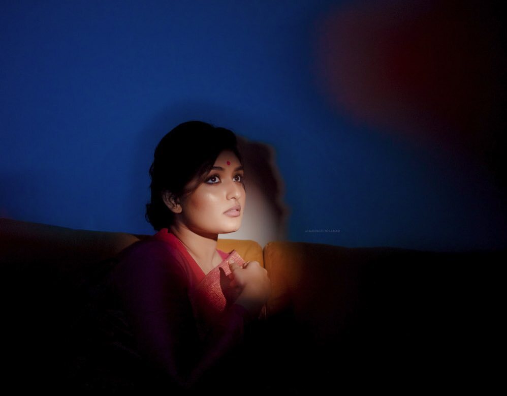 സാരിയിൽ സെക്സി ലുക്കിൽ പ്രയാഗ മാർട്ടിൻ, ചിത്രങ്ങൾ വൈറൽ