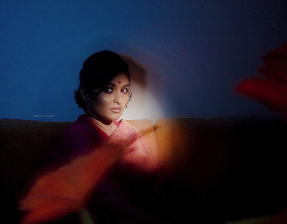 സാരിയിൽ സെക്സി ലുക്കിൽ പ്രയാഗ മാർട്ടിൻ, ചിത്രങ്ങൾ വൈറൽ